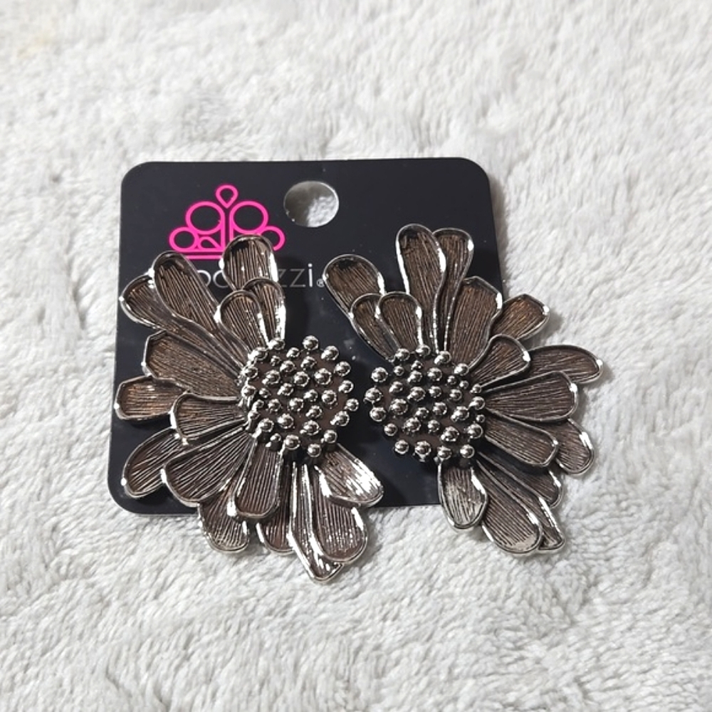 #329 NWT Paparazzi Farmstead Meadow - Silver Post Earrings